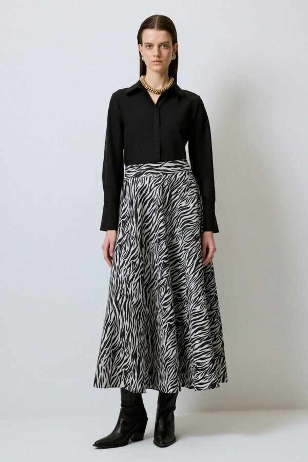 A CUT PATTERNED TABARDINE SKIRT