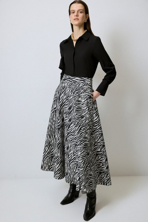 A CUT PATTERNED TABARDINE SKIRT - Image 2