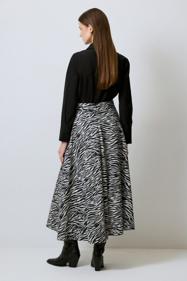 A CUT PATTERNED TABARDINE SKIRT - Image 4